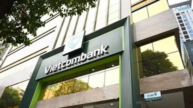 Vietcombank giảm 44% lãi từ dịch vụ trong Quý I/2025