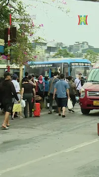 Hành khách đổ về bến xe ngày đầu dịp nghỉ lễ