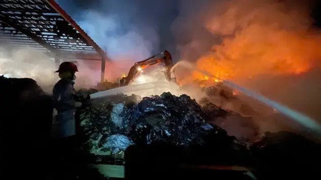 Xuyên đêm xử lý vụ cháy bãi phế liệu