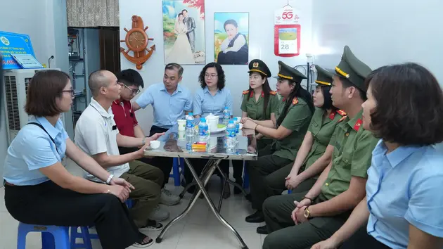 CA Hà Nội hỗ trợ gia đình nữ công nhân tử nạn