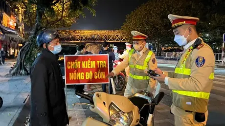 CSGT ứng trực xuyên lễ xử lý 'ma men'