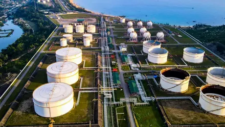 Giá dầu giảm mạnh nhất kể từ năm 2021