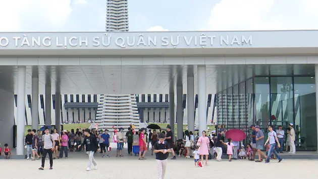 Hàng vạn người dân tham quan Bảo tàng Lịch sử Quân sự