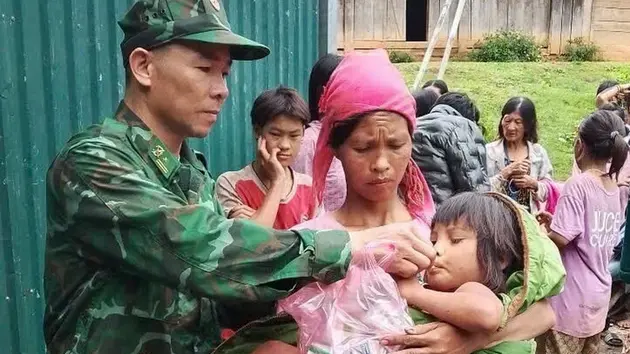Bộ đội Biên phòng thấy bé gái khiếm thính lạc trong rừng