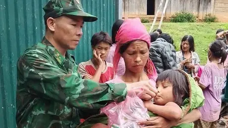 Bộ đội Biên phòng thấy bé gái khiếm thính lạc trong rừng