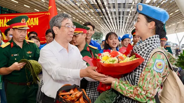 Xúc động tiễn chân các đoàn diễu binh trở về đơn vị