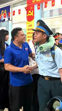 Các đoàn diễu binh trở về đơn vị