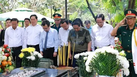 Thủ tướng tri ân các Anh hùng liệt sĩ, thăm cựu tù Côn Đảo