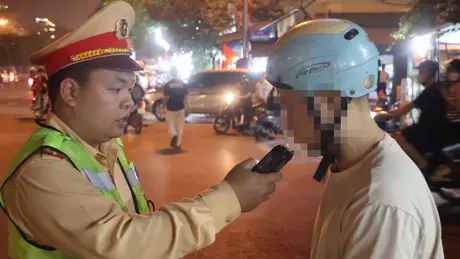 CSGT Hà Nội tăng cường kiểm tra nồng độ cồn dịp lễ