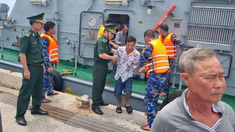 Cứu 10 thuyền viên bị nạn trên vùng biển Côn Đảo