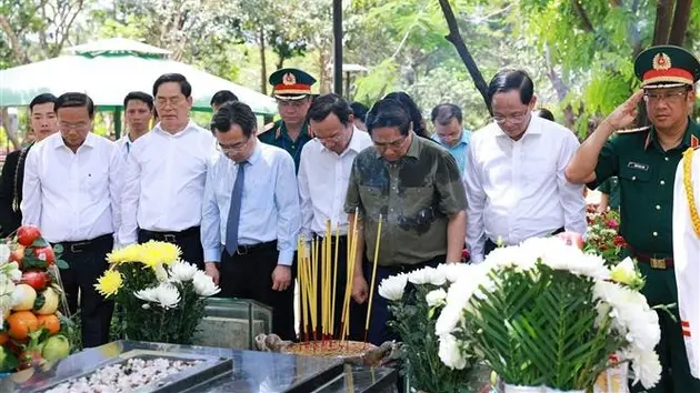 Thủ tướng tri ân các Anh hùng liệt sĩ, thăm cựu tù Côn Đảo