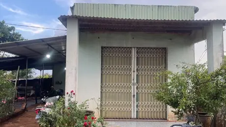 Ba mẹ con tử vong trong căn nhà khóa trái cửa