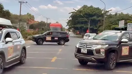 Xử lý tự ý chặn đường để 'đoàn xe doanh nhân qua'