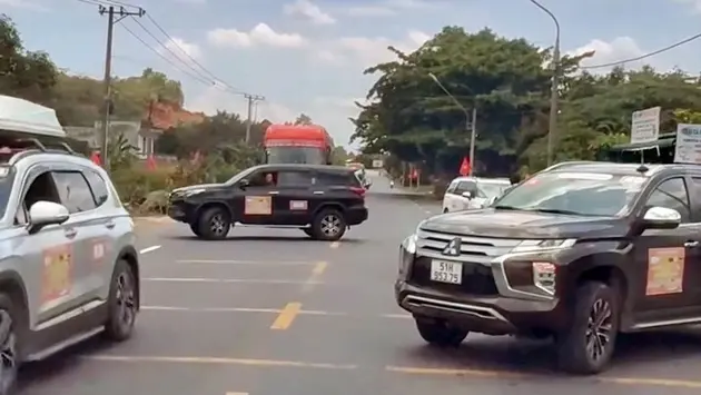 Xử lý tự ý chặn đường để 'đoàn xe doanh nhân qua'