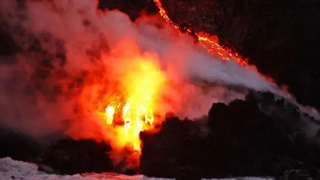 Núi lửa ở Hawaii phun trào mạnh nhất trong 30 năm