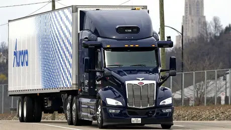 Xe đầu kéo tự lái thử nghiệm chạy lần đầu tiên