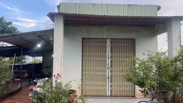 Ba mẹ con tử vong trong căn nhà khóa trái cửa