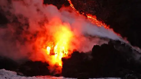 Núi lửa ở Hawaii phun trào mạnh nhất trong 30 năm