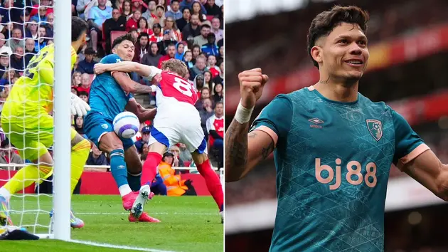 Fan Arsenal tức giận vì quyết định VAR gây tranh cãi