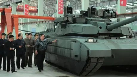 Ông Kim Jong Un thị sát nhà máy xe tăng