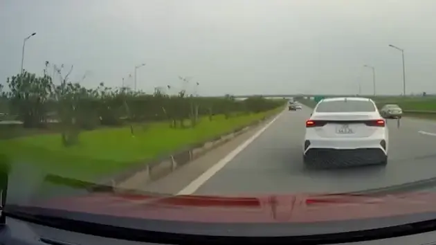 Nguy hiểm khi ô tô dừng đột ngột trên cao tốc