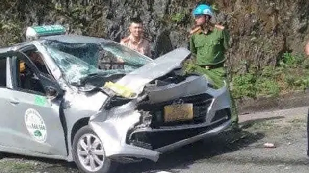 Va chạm vào đuôi xe tải, tài xế taxi tử vong