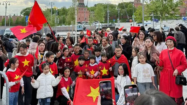 Kiều bào tại Nga chào đón đoàn QĐND Việt Nam