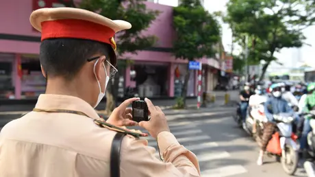 Bị phạt 5 triệu đồng vì đi xe máy lên vỉa hè