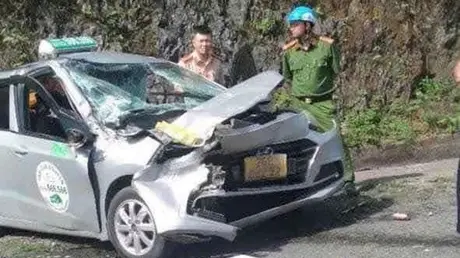 Va chạm vào đuôi xe tải, tài xế taxi tử vong