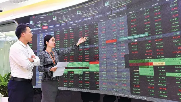 Chứng khoán tăng gần 14 điểm ngày đầu vận hành KRX