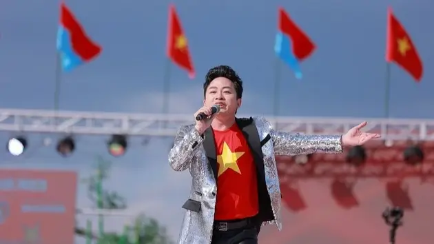 Tùng Dương gây xúc động khi hát Quốc ca tại Nhật Bản