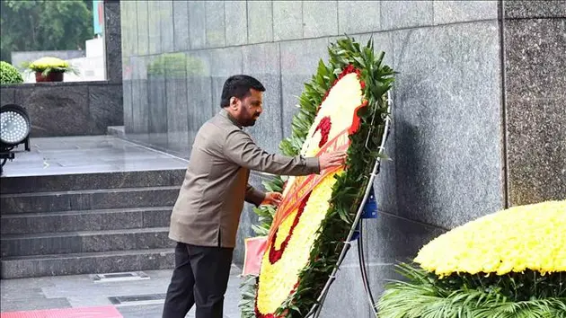 Tổng thống Sri Lanka vào Lăng viếng Chủ tịch Hồ Chí Minh