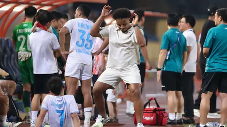 Xuân Son biến Hàng Đẫy thành vũ trường samba nóng bỏng