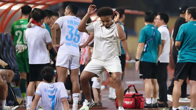 Xuân Son biến Hàng Đẫy thành vũ trường samba nóng bỏng