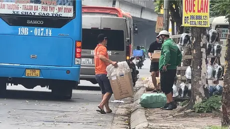 Nhiều xe khách ngang nhiên dừng, đỗ bất chấp biển cấm