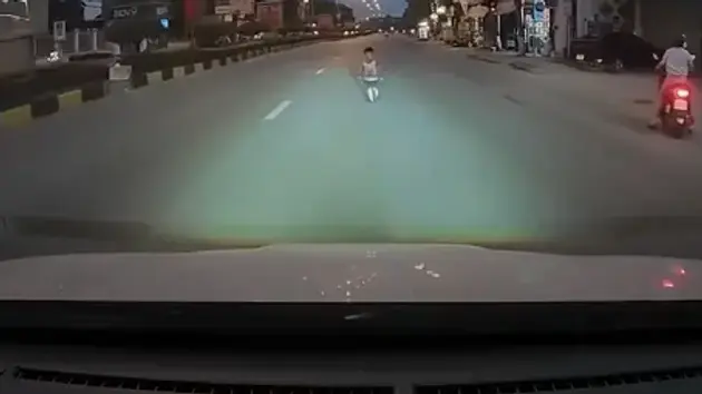 Nguy hiểm khi trẻ nhỏ chạy ra giữa đường