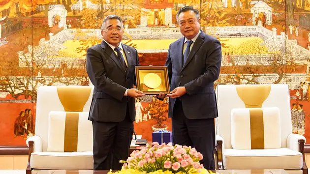 Chủ tịch UBND TP Hà Nội tiếp Đại sứ các nước