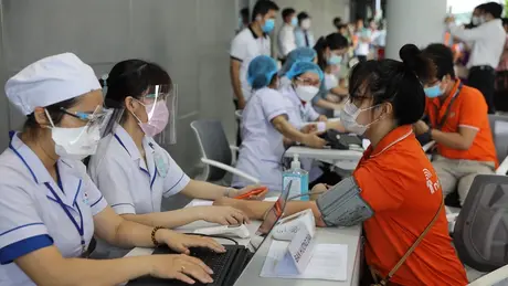 Vẫn tuyển dụng giáo viên, nhân viên y tế trong khi sáp nhập