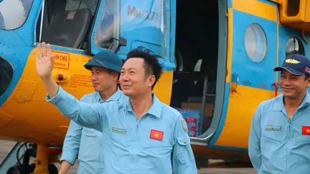 Tiễn đoàn phi công trong lễ diễu binh trở về đơn vị