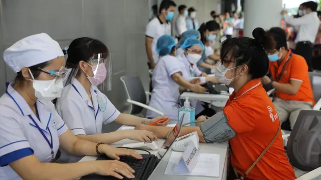 Vẫn tuyển dụng giáo viên, nhân viên y tế trong khi sáp nhập