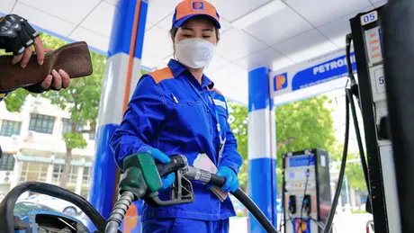 Giá xăng dầu tiếp tục giảm, có loại giảm gần 700 đồng/lít