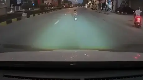 Nguy hiểm khi trẻ nhỏ chạy ra giữa đường