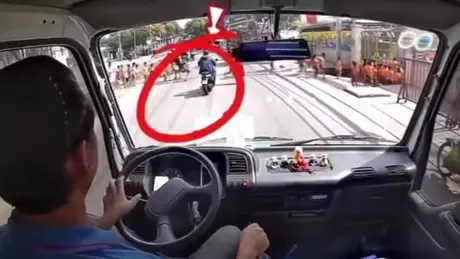 Xe máy chen giữa đoàn học sinh, không nhường người đi bộ