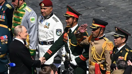 Tổng thống Putin bắt tay cảm ơn Đoàn Quân đội nhân dân Việt Nam 