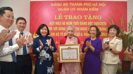 Trao Huy hiệu 80 năm tuổi Đảng tặng đồng chí Lê Thị Ngọc