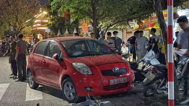 Ô tô đâm liên hoàn 6 xe máy trên đường Kim Giang