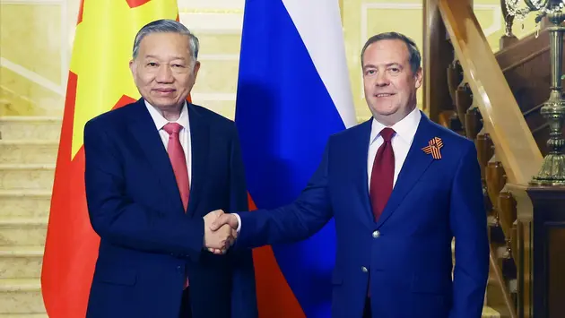 Tổng Bí thư Tô Lâm hội kiến Chủ tịch Đảng Nước Nga Thống nhất Dmitry Medvedev