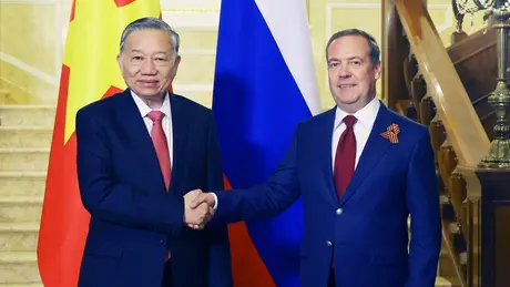 Tổng Bí thư Tô Lâm hội kiến Chủ tịch Đảng Nước Nga Thống nhất Dmitry Medvedev