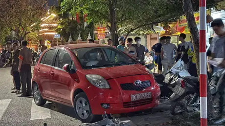 Ô tô đâm liên hoàn 6 xe máy trên đường Kim Giang