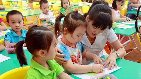 Thông qua báo cáo thẩm tra dự thảo Nghị quyết về miễn học phí